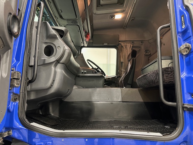 Scania 114 340 6×2 Rear Lift Sleeper Cab Curtainsider