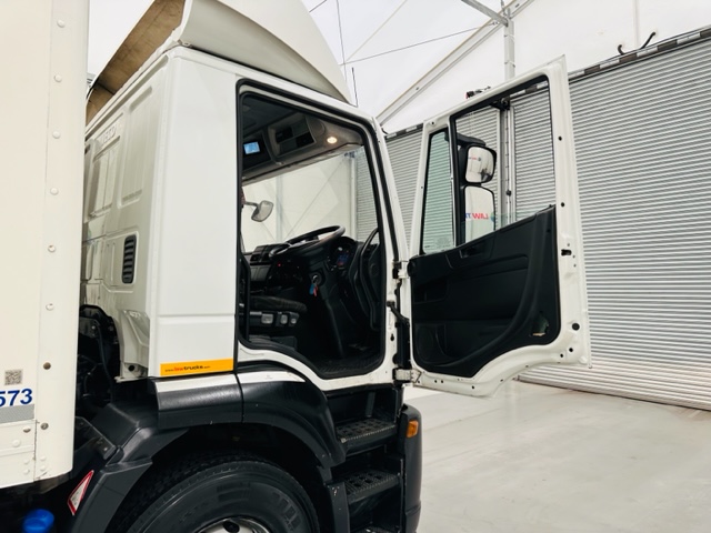 Iveco Stralis 310 AT 6×2 Box Van