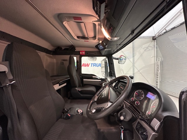 MAN TGS 26.320 6×2 Sleeper Cab Fridge Box