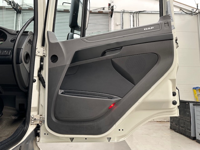 DAF CF 370 6×2 Sleeper Cab Fridge Box