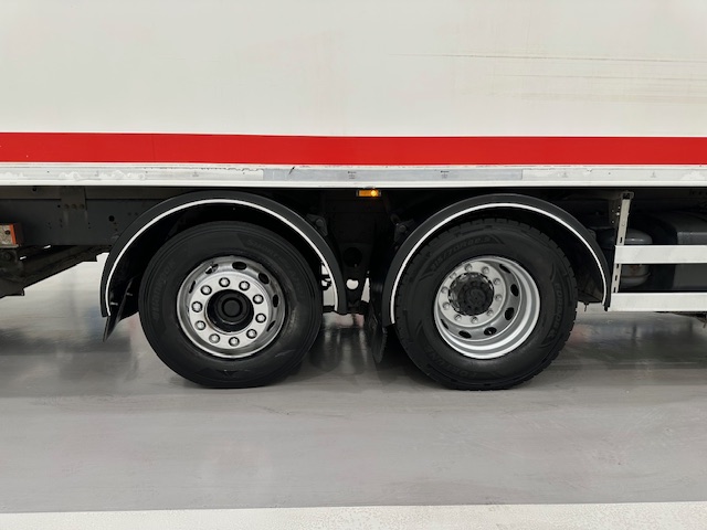 DAF CF 370 6×2 Sleeper Cab Fridge Box
