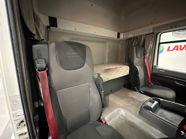 DAF CF 330 6×2 Rear Lift Sleeper Cab Curtainsider