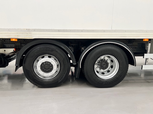 Mercedes Actros 2532 6×2 Rear Lift Day Cab Fridge Box