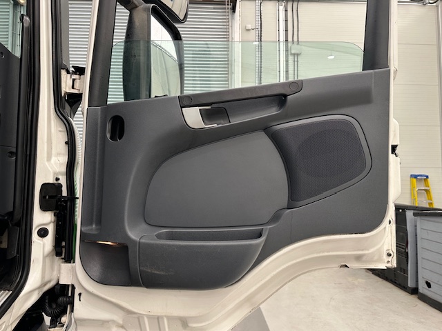 Scania P250 4×2 Day Cab Skip Loader