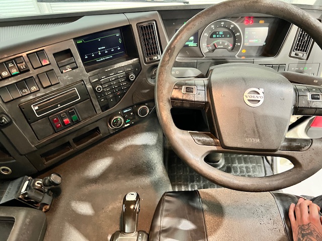 Volvo FMX 420 8×4 Day Cab Steel Tipper