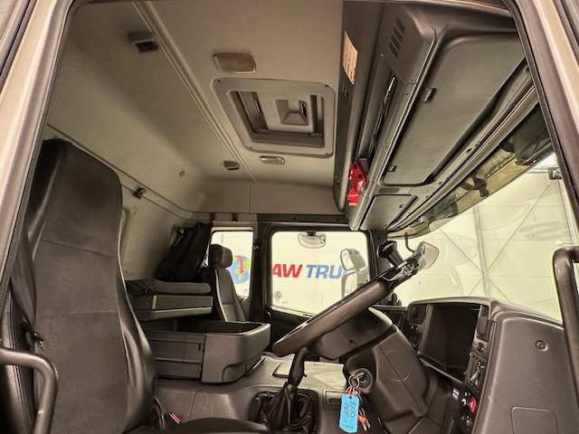 Scania P230 4×2 Sleeper Cab Curtainsider Manual