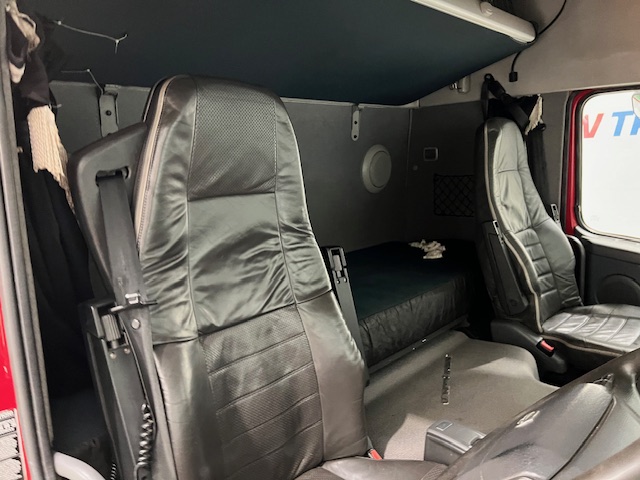Volvo FM 450 6×2 Sleeper Cab Curtainsider
