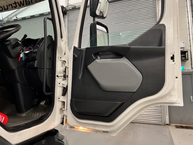 Renault C320 6×2 Day Cab Dropside with Crane
