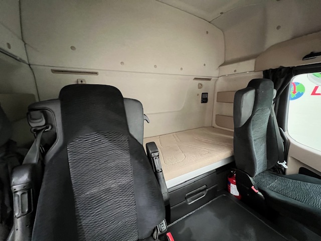 Mercedes Actros 2536 6×2 Sleeper Cab Curtainsider