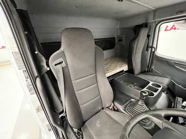 Mercedes Axor 2529 6×2 Rear Lift Sleeper Cab Fridge Box