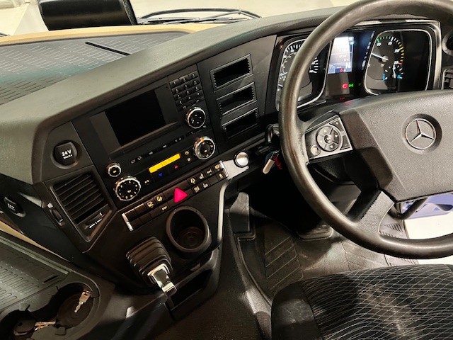 Mercedes Actros 2530 6×2 Sleeper Cab Curtainsider