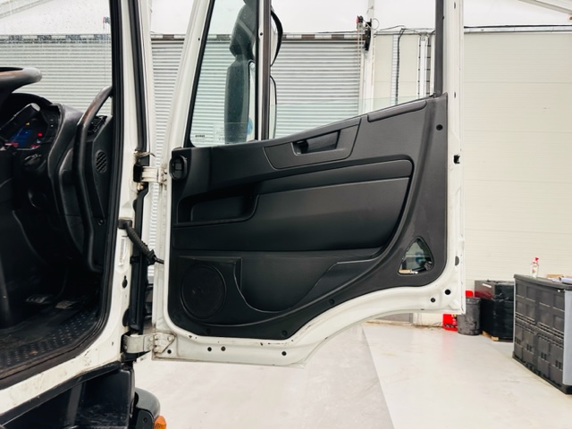 Iveco Stralis 310 AT 6×2 Box Van
