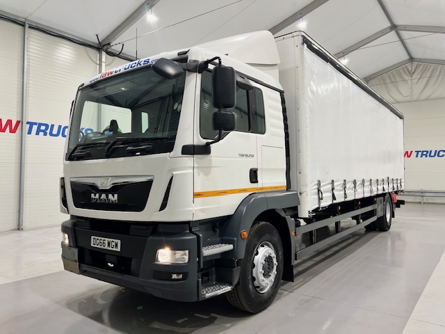 MAN TGM 18.250 4×2 Sleeper Cab Curtainsider