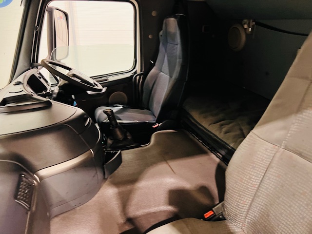 Volvo FM9 260 10 Tyre Sleeper Cab Curtainsider
