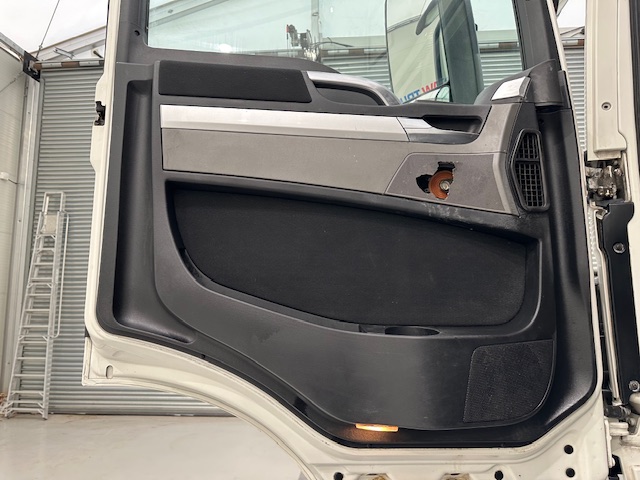 MAN TGS 26.320 6×2 Sleeper Cab Fridge Box