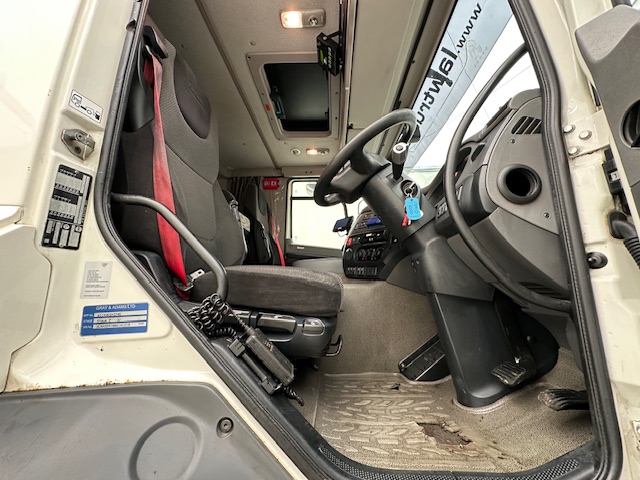 DAF CF 370 6×2 Sleeper Cab Fridge Box