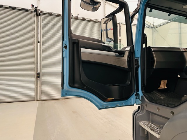 MAN TGS 26.360 6×2 Sleeper Cab Box Van