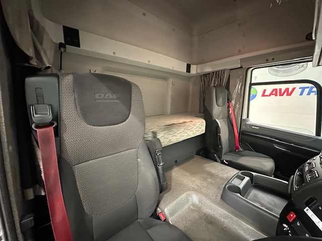 DAF CF 330 6×2 Rear Lift Sleeper Cab Curtainsider