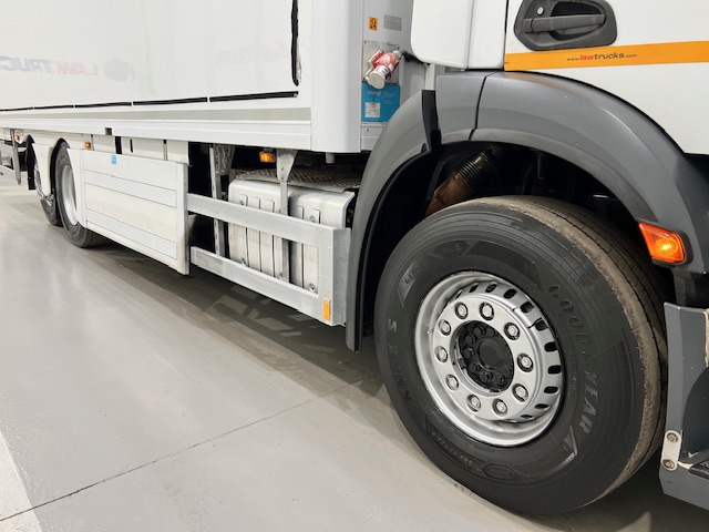 Mercedes Antos 2540 6×2 Rear Lift Day Cab Fridge Box