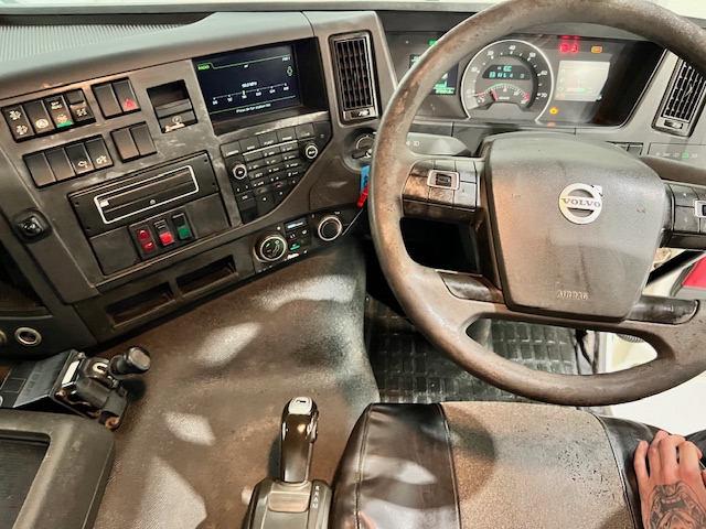 Volvo FMX 420 8×4 Day Cab Steel Tipper