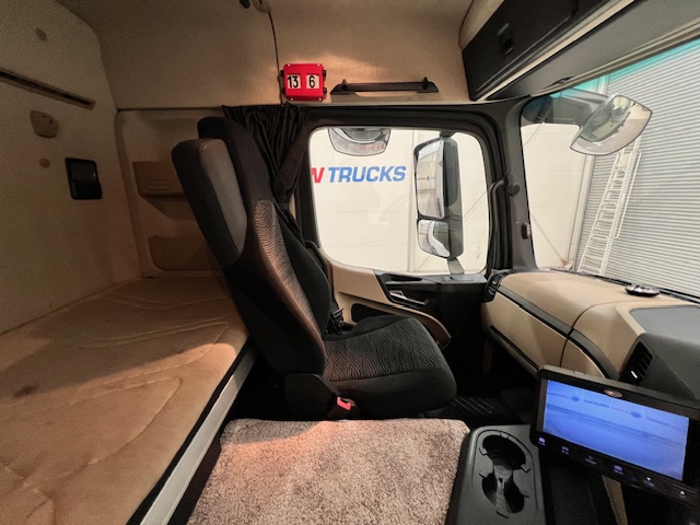Mercedes Actros 1824 4×2 Sleeper Cab Curtainsider