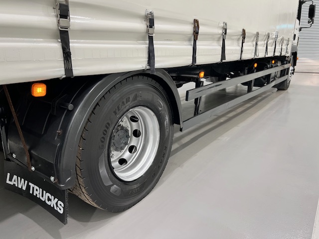 MAN TGM 18.250 4×2 Sleeper Cab Curtainsider