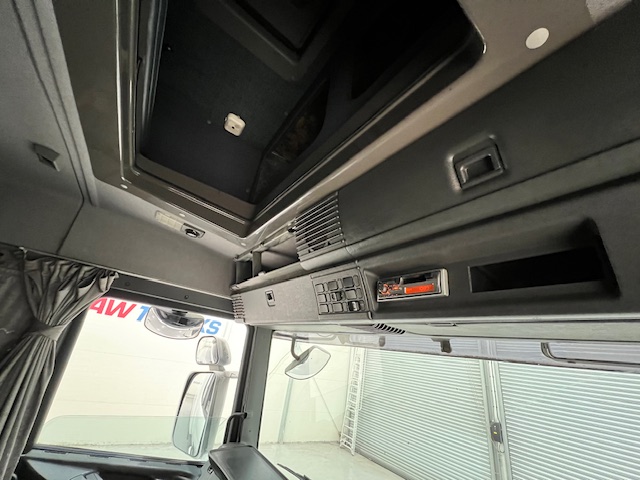 Scania P94 220 4×2 Sleeper Cab Box Van Manual