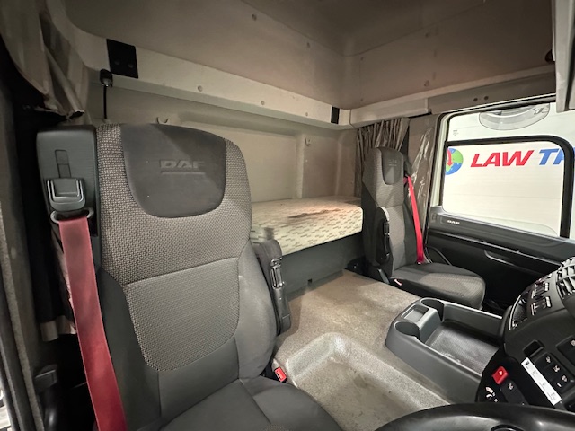 DAF CF 330 6×2 Rear Lift Sleeper Cab Curtainsider