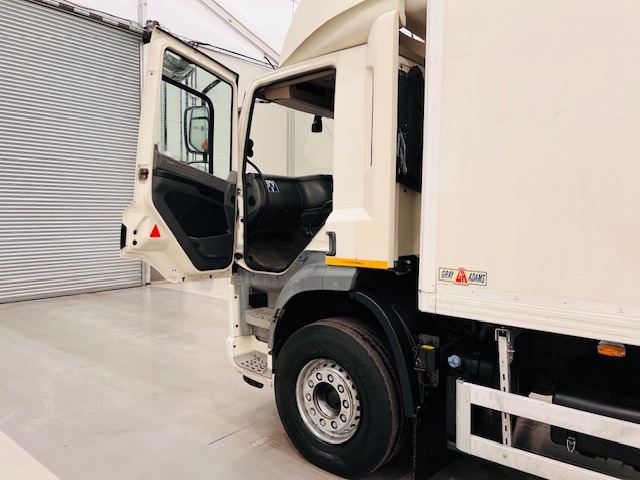 DAF CF 330 6×2 Rear Lift Fridge Box