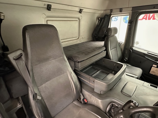 Scania P230 4×2 Sleeper Cab Curtainsider Manual