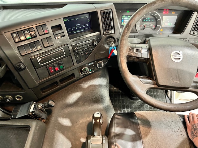 Volvo FMX 420 8×4 Day Cab Steel Tipper