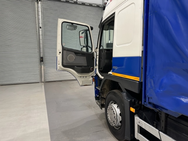 Volvo FM 300 6×2 Sleeper Cab Curtainsider