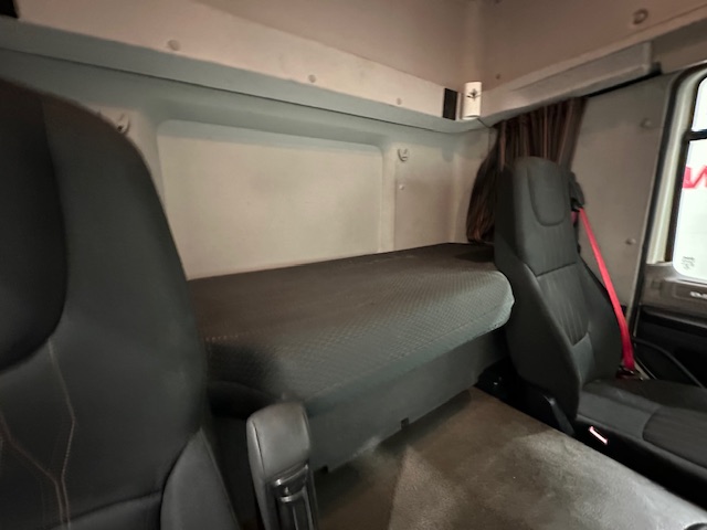 DAF CF 260 Sleeper Cab Curtainsider