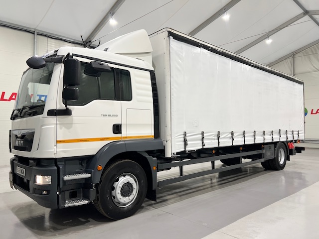 MAN TGM 18.250 4×2 Sleeper Cab Curtainsider