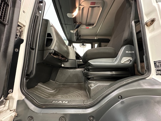 MAN TGS 26.320 6×2 Sleeper Cab Fridge Box