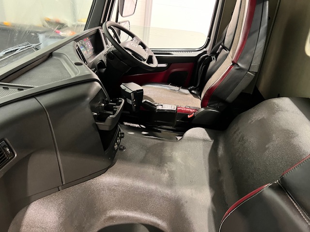 Volvo FMX 410 8×4 Day Cab Steel Tipper