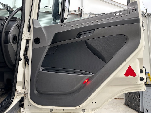DAF CF 370 6×2 Sleeper Cab Fridge Box