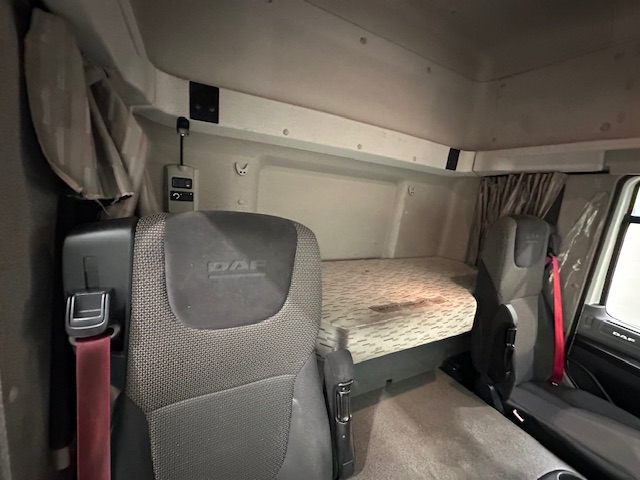 DAF CF 330 6×2 Rear Lift Sleeper Cab Curtainsider