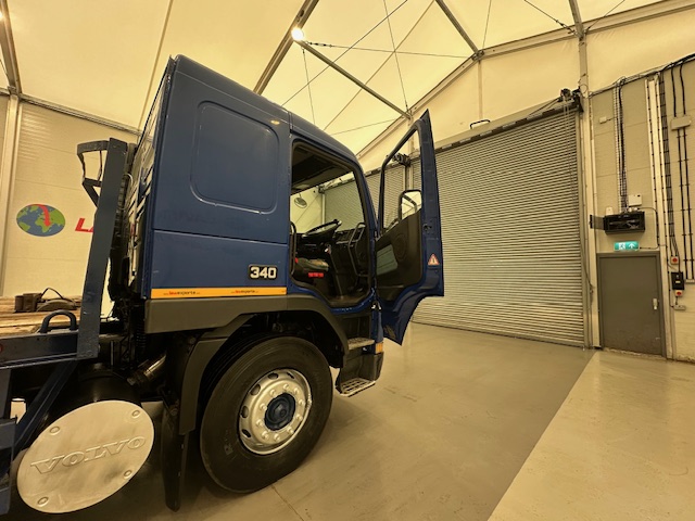 Volvo FM12 340 Rear Lift Sleeper Beavertail