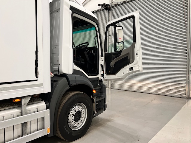 Mercedes Antos 2540 6×2 Rear Lift Day Cab Fridge Box