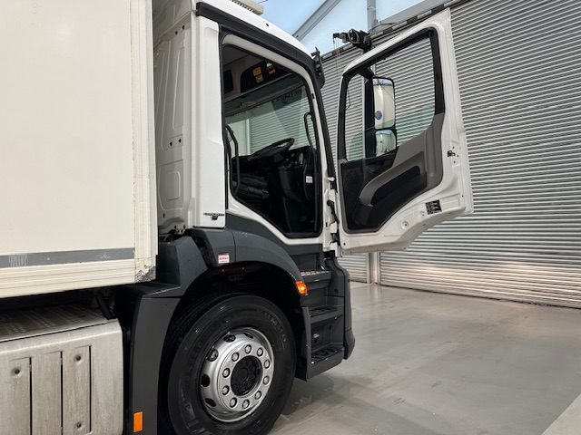 Mercedes Antos 1827 Day Cab Fridge Box