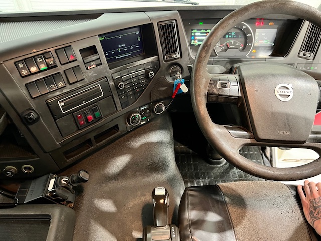 Volvo FMX 420 8×4 Day Cab Steel Tipper