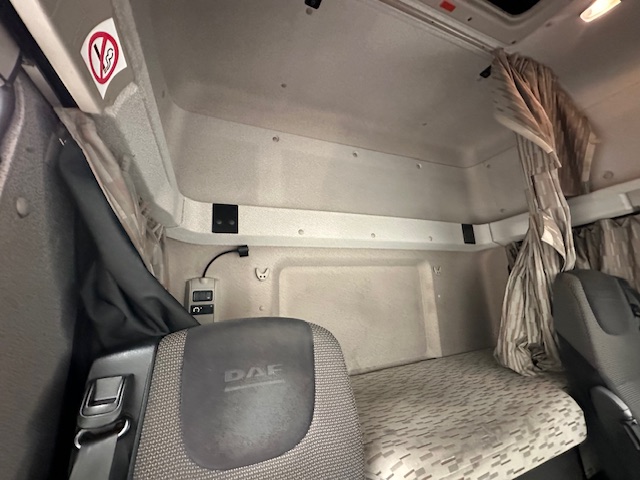 DAF CF 310 Sleeper Cab Curtainsider