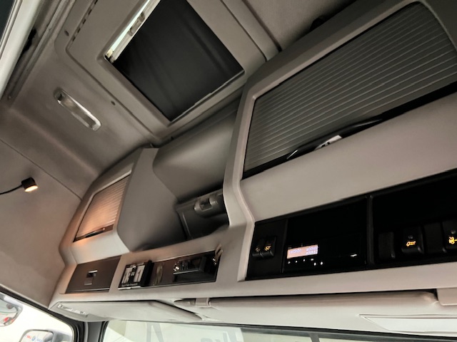 Volvo FM 450 6×2 Sleeper Cab Curtainsider