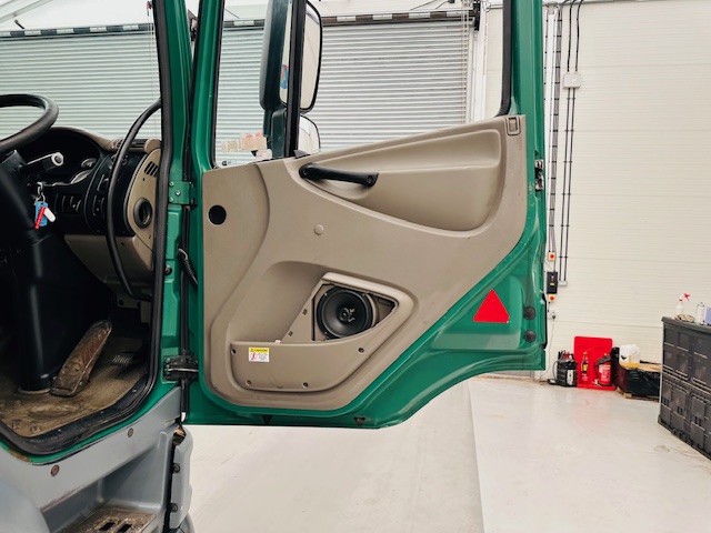 DAF CF75 310 Day Cab Dropside Brick Grab