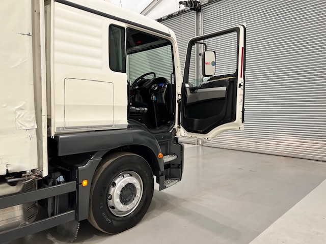 MAN TGM 18.250 4×2 Sleeper Cab Curtainsider