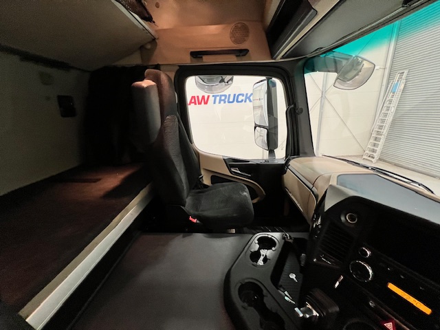 Mercedes Actros 1824 4×2 Sleeper Cab Fridge Box