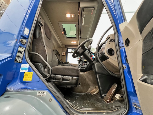 DAF CF85 360 8×4 Day Cab Hookloader