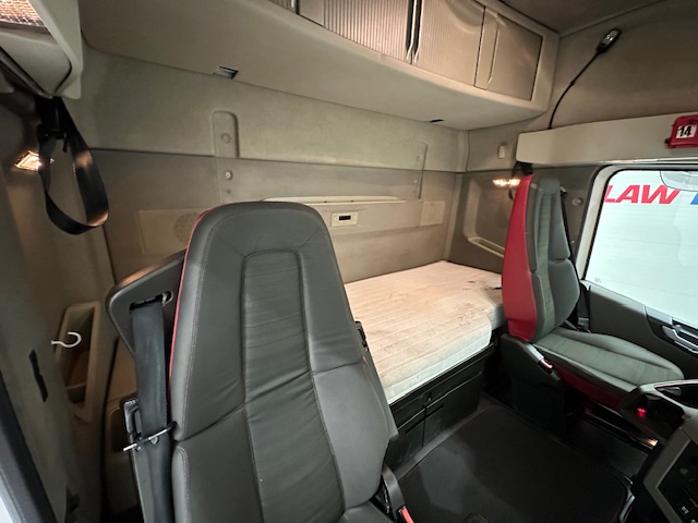 Volvo FH 500 Euro 5 6×2 Tractor Unit Safari Edition