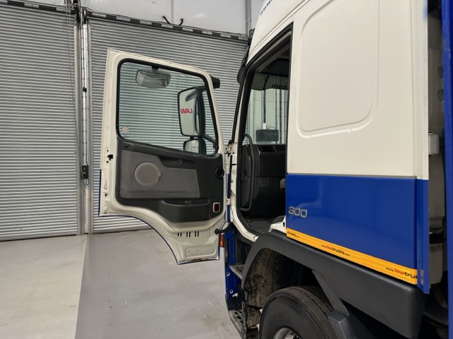 Volvo FM 300 6×2 Sleeper Cab Curtainsider